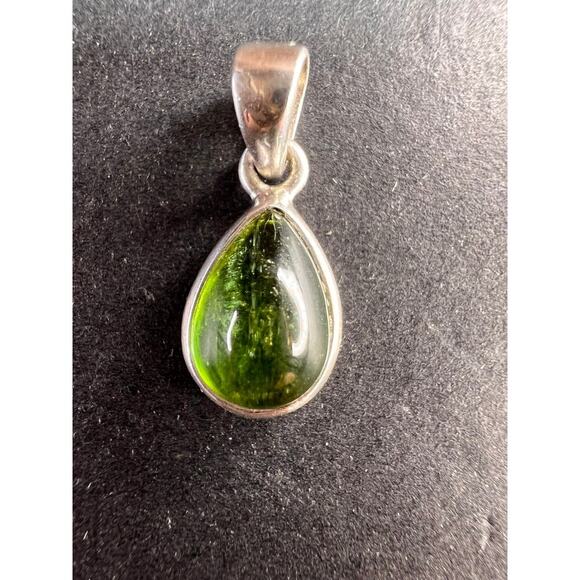 NEW Green tourmaline teardrop sterling silver pendant 1.74 grams - Picture 10 of 13